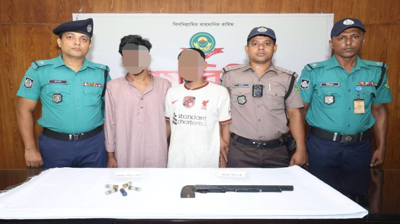 বায়েজিদে শর্টগান ও কার্তুজসহ দুই যুবক গ্রেফতার।