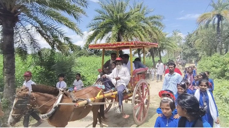 লালপুরে ঘোড়ার গাড়িতে শিক্ষকের রাজকীয় বিদায়...