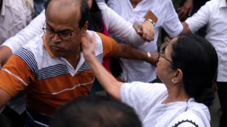 পশ্চিমবঙ্গে নতুন রাজনৈতিক বিতর্ক, সপাটে চড় মারলেন মমতা