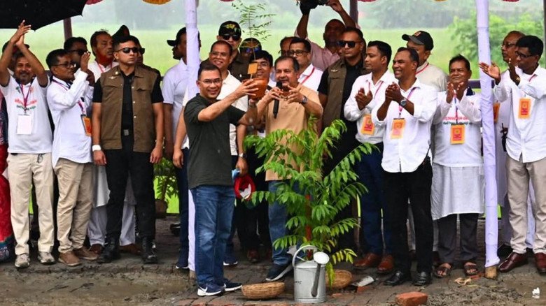 প্রধানমন্ত্রীকে নিমগাছের চারা উপহার দিলেন তথ্যমন্ত্রী