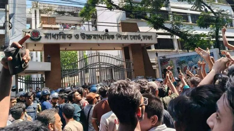 ঢাকা বোর্ড ঘেরাও শিক্ষার্থীদের