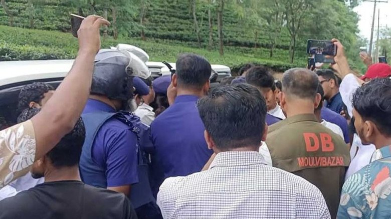 হবিগঞ্জে যাওয়ার পথে শ্রীমঙ্গলে পুলিশি বাধার মুখে এনসিপি নেতা