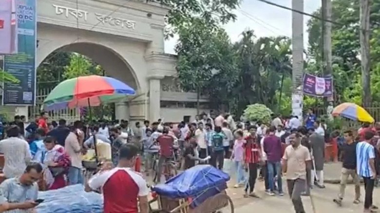 ঢাকা কলেজে ছাত্রদল-শিবির সংঘর্ষ, কয়েকজন আহত