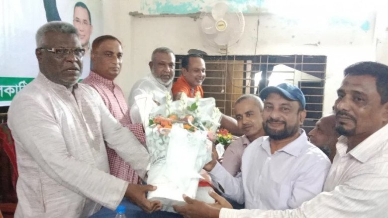 বিএনপির অনুষ্ঠানে আওয়ামী লীগ নেতার ফুলেল শুভেচ্ছা ঘিরে বিতর